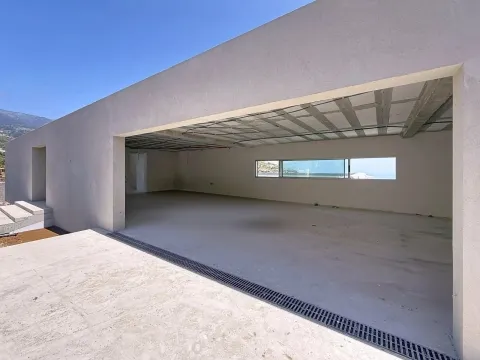 Moradia Minimalista de Luxo com Vista Panorâmica – Calheta