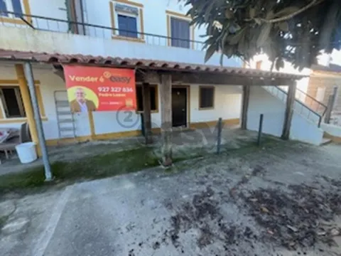 Andar de Moradia T2 com lugar de garagem e quintal em partes comuns de Prédio com 4/ frações, Maia