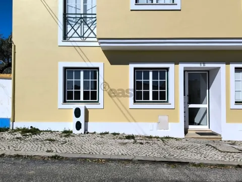 Apartamento T2 Mobilado com Logradouro Privativo em Ermidas Sado