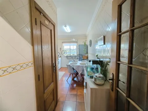 Apartamento T3 com Arrecadação e Terraço Comum em Ermidas Sado
