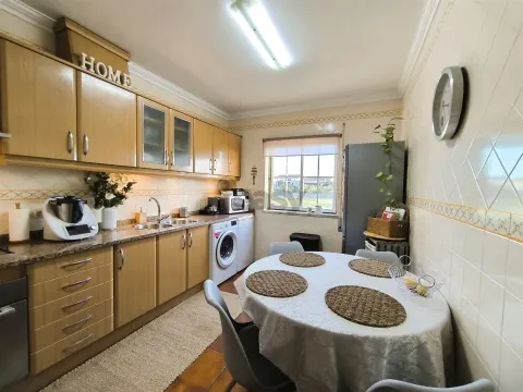 Apartamento T3 com Arrecadação e Terraço Comum em Ermidas Sado