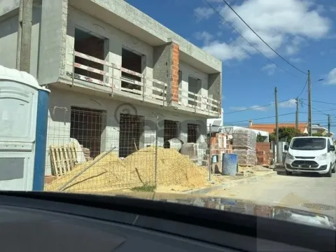 Moradia T4 geminada com piscina em Fernão Ferro