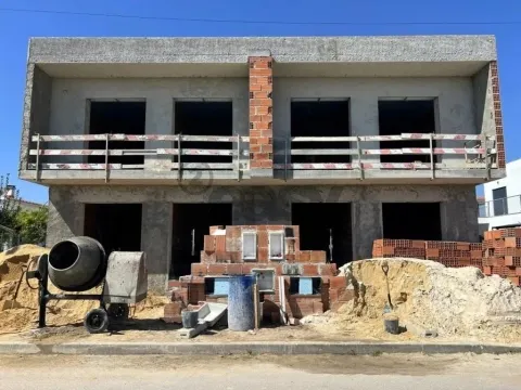 Moradia T4 geminada com piscina em Fernão Ferro