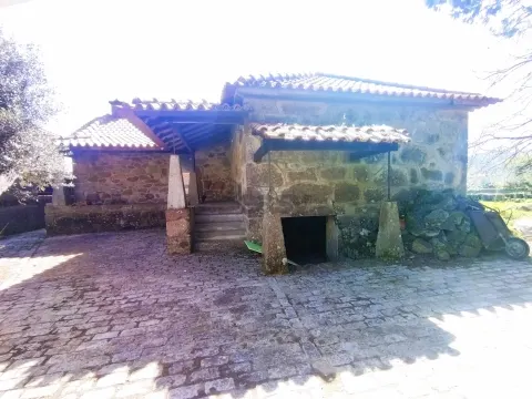 Casa de Pedra com Terreno em Covas