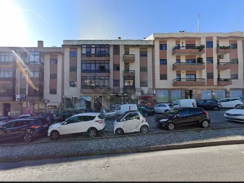 Loja 30m² com excelente localização na Ramada, Odivelas