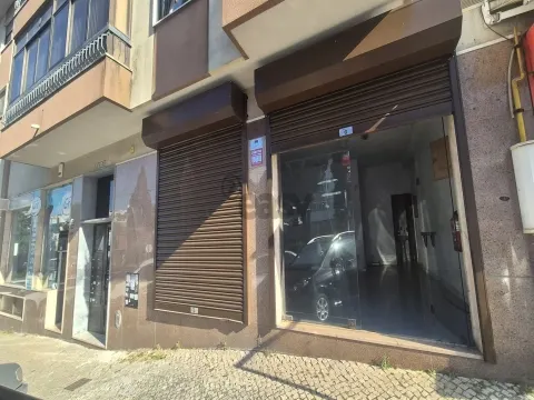 Loja 30m² com excelente localização na Ramada, Odivelas