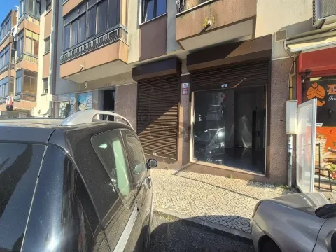 Loja 30m² com excelente localização na Ramada, Odivelas
