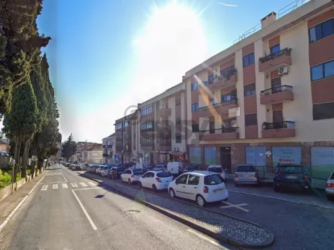 Loja 30m² com excelente localização na Ramada, Odivelas