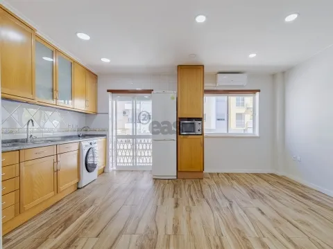 Apartamento T3 renovado, rés chão alto