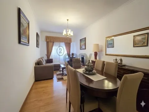 Apartamento T2 com Garagem no Cacém