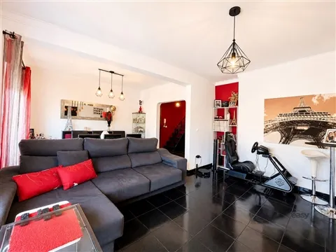 Apartamento T2+1 com Garagem e Logradouro em Vale Milhaços