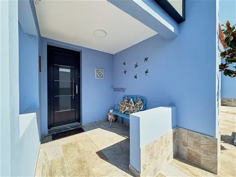 Elegância Contemporânea: Moradia T5 com Piscina e Garagem em Alvalade Sado