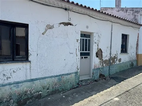 Moradia Térrea com 6 divisões para Total Renovação em Casével, Castro Verde