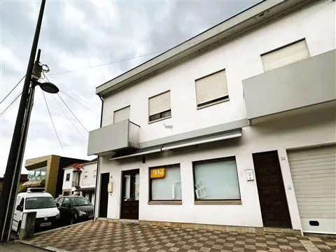 Apartamento T2+3 com Quintal no Centro de Valença