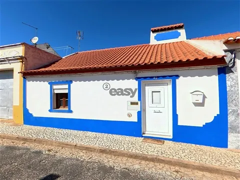 Moradia T3+1 totalmente remodelada com amplo quintal e enorme potencial em Montoito