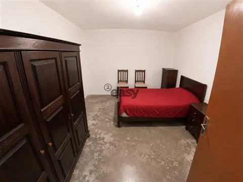 Moradia T3+1 totalmente remodelada com amplo quintal e enorme potencial em Montoito