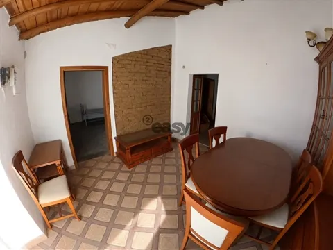 Moradia T3+1 totalmente remodelada com amplo quintal e enorme potencial em Montoito