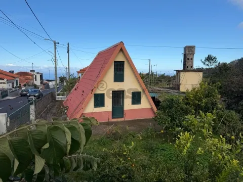 Moradia Típica Madeirense com Enorme Potencial, em Santana