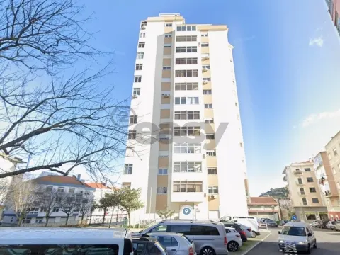 Apartamento T3 em Odivelas com lugar de parqueamento e arrecadação