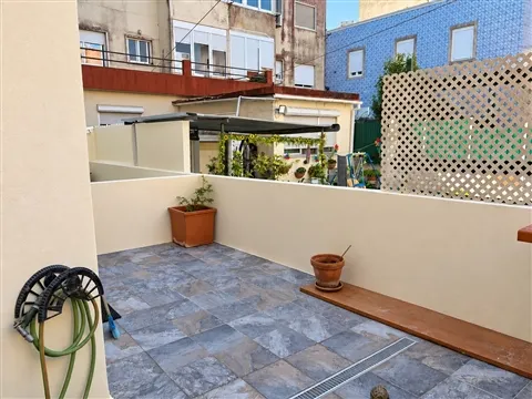 T2 com terraço perto comboio Amadora