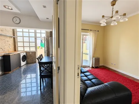 T2 com terraço perto comboio Amadora