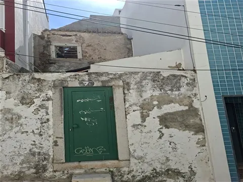 Prédio para recuperar junto á Praia de Sesimbra