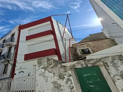 Prédio para recuperar junto á Praia de Sesimbra