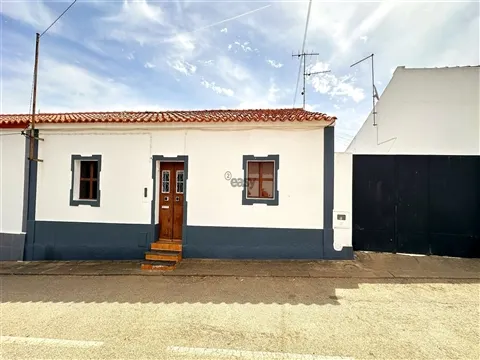 Moradia térrea T3 com quintal em São Vicente de Valongo, Évora