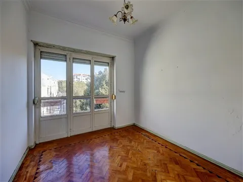 Apartamento T4 para remodelar