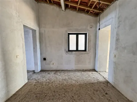 Moradia T1 inserida em lote com 330m2  para renovar em Ermidas Sado