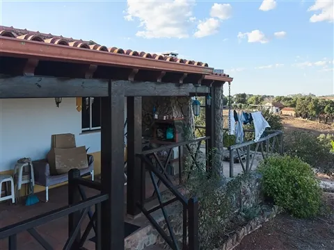 Moradia T3 com jardim, toda Equipada e Mobilada na Aldeia dos Chãos