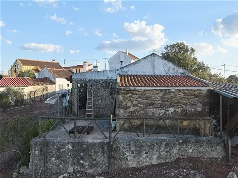 Moradia T3 com jardim, toda Equipada e Mobilada na Aldeia dos Chãos