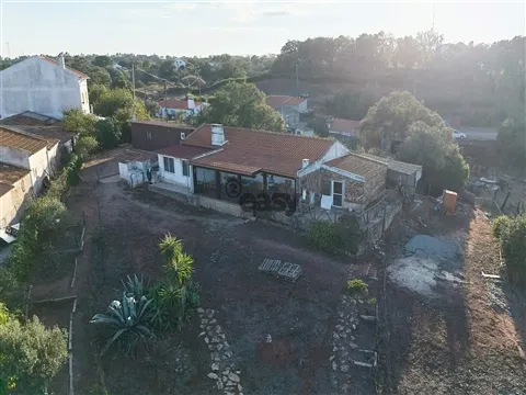 Moradia T3 com jardim, toda Equipada e Mobilada na Aldeia dos Chãos
