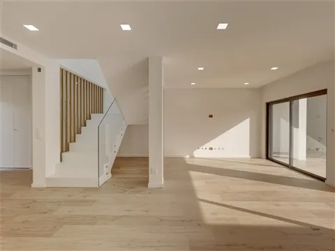 Moradia T4 com 4 Suites, Piscina Aquecida e Box com Carregamento Elétrico | Fanqueiro, Loures