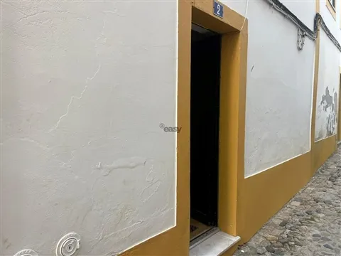 Andar de moradia, R/C com quintal no Centro Histórico em Évora
