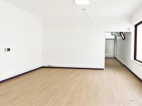 Loja Remodelada para Arrendamento na Ramada | 87 m² | €1.100/mês