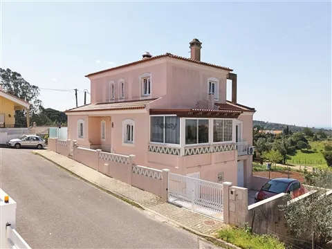 Moradia T4, 3 pisos, 2 suites, garagem p/3 carros, piscina, painéis solares e tecnologia inteligente