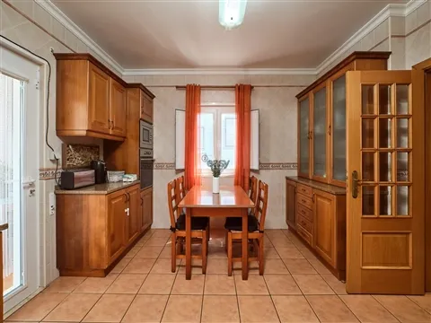 Moradia T4, 3 pisos, 2 suites, garagem p/3 carros, piscina, painéis solares e tecnologia inteligente