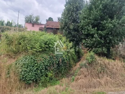 Moradia T5 para reconstrução, em Vila Verde e Santão, Felgueiras