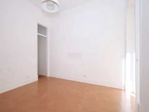 For Rent - T2 – Renovated – Large Outdoor Patio – Alcântara