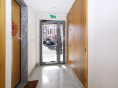 Arrendamento - Apartamento T2   – Garagem - Mem Martins - S. Carlos