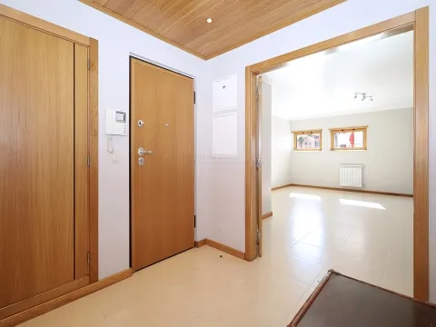 Arrendamento - Apartamento T2   – Garagem - Mem Martins - S. Carlos