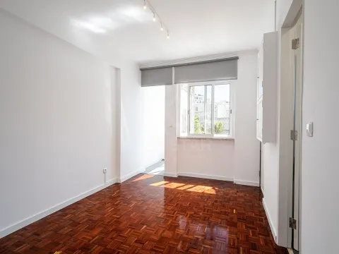 Arrendamento - Apartamento T1 - Recentemente renovado - Algés - Dafundo