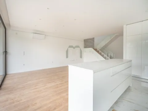 Moradia T3 NOVA (3 suítes) Geminada em S.Pedro da Cova