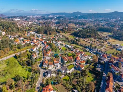 Moradia Individual T4 com Piscina em Ruílhe, Braga