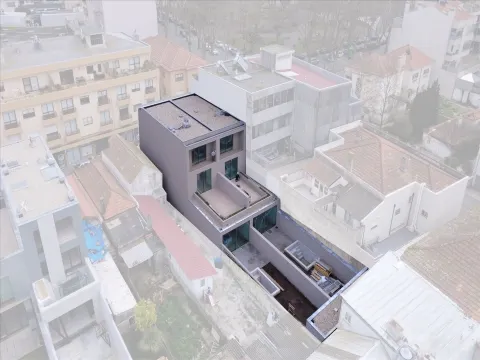 Moradia Geminada, T4 com 2 suítes e piscina no centro de Matosinhos