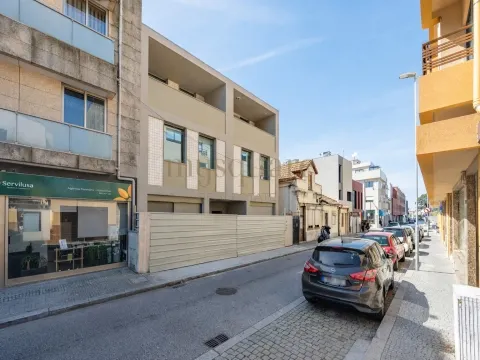 Villa T4 neuve avec piscine privée à Matosinhos – livraison prévue en mai 2026.