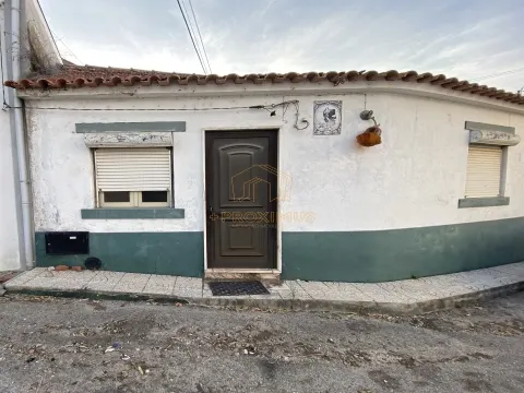 Moradia T2 para reconstruir