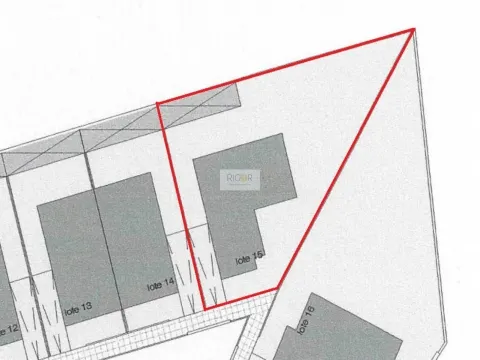 Terreno de 592m2 com viabilidade de construção de moradia T4 de 4 frentes.