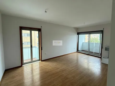 Apartamento T3 com garagem para 2 carros em Gueifães!